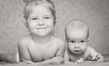 sevimli küçük kız kardeşi ile oynuyor