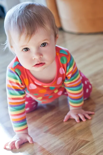 Baby zum Krabbeln auf dem Boden — Stockfoto