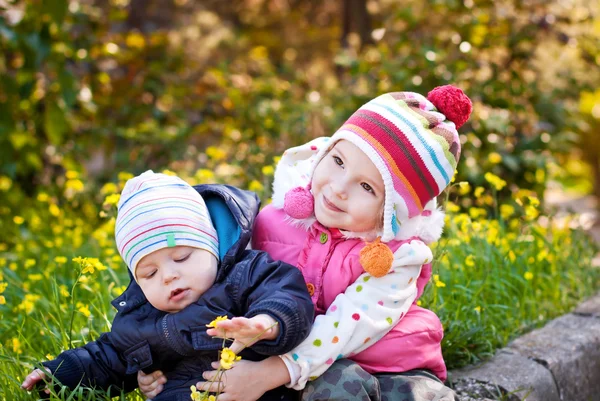 Sorellina e fratellino — Foto Stock