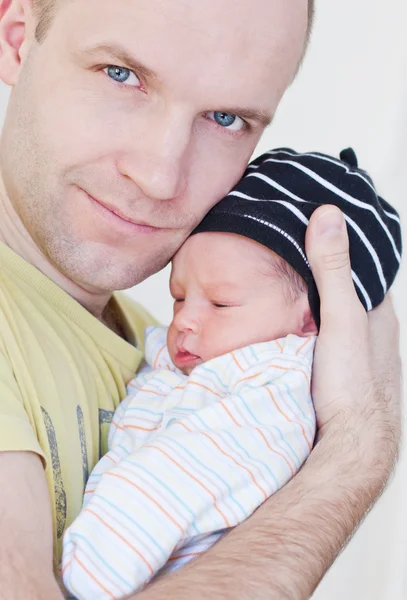 Glücklicher Vater mit neugeborenem Sohn — Stockfoto