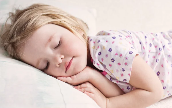 Nettes kleines Mädchen schläft — Stockfoto