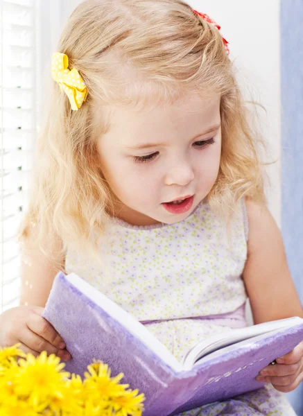 Cute little girl reading — Stock Photo, Image