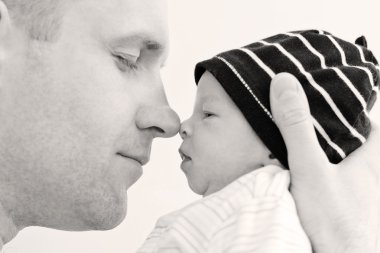 Yeni doğan oğluyla mutlu baba