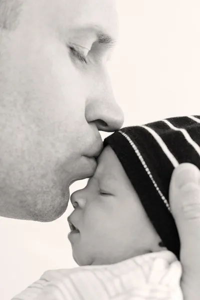 快乐的父亲吻刚出生的儿子 — 图库照片