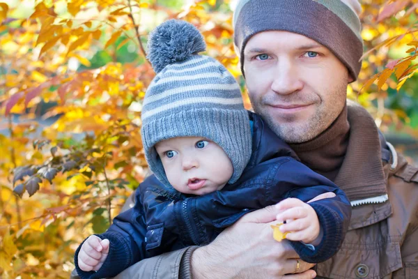 Glücklicher Vater und sein kleiner Sohn — Stockfoto