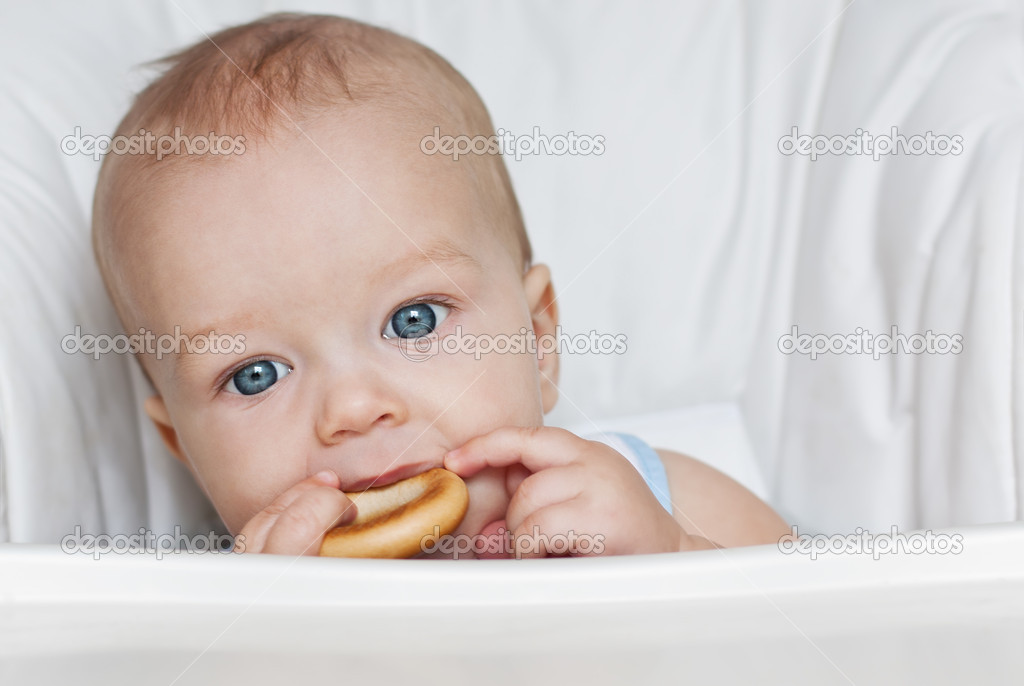Lindo Bebe Chico Comer Un Bagel Fotografia De Stock C Marchibas Depositphotos
