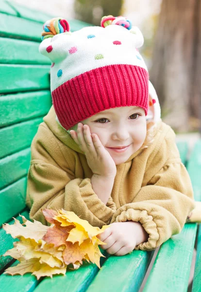 Retrato de otoño de niña linda —  Fotos de Stock