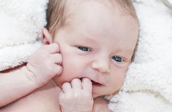 Bambino appena nato sdraiato su una coperta — Foto Stock