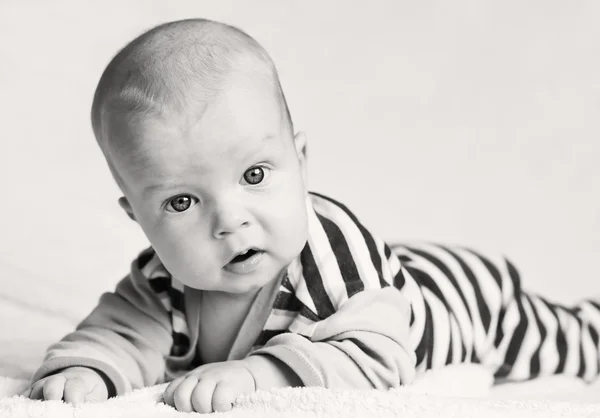 Mignon bébé garçon aux yeux bleus — Photo