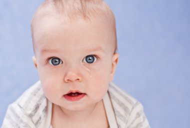 hüzünlü bebek çocuk portresi