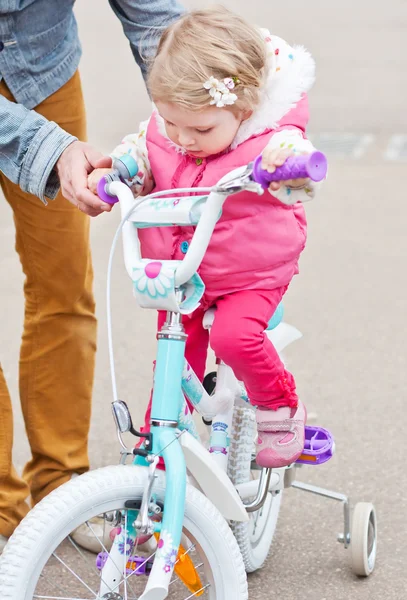 Roztomilá holčička, naučit se jezdit na kole — Stock fotografie