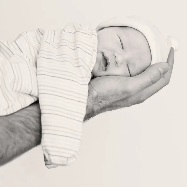 Mignon nouveau-né dort souriant — Photo