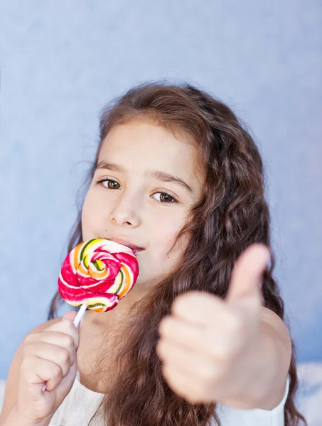 Carino bambina mangiare un lecca-lecca — Foto Stock