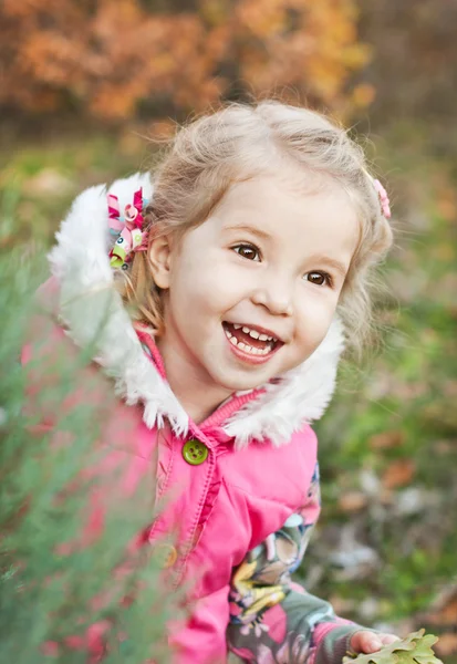 Feliz adorable niña jugando —  Fotos de Stock