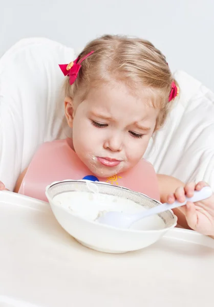 Schattig klein meisje eten — Stockfoto