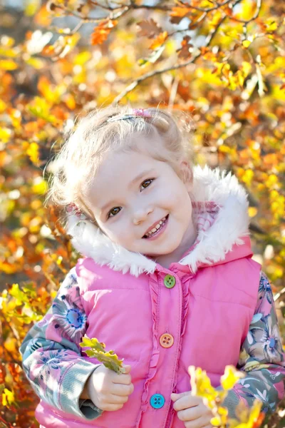Mutlu sevimli küçük kız oynamaya — Stok fotoğraf
