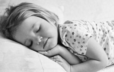 Tatlı küçük kız uyuyor.