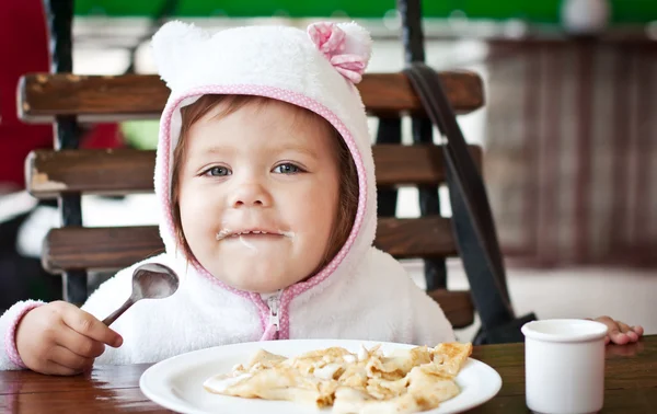 Heureux tout-petit fille manger — Photo