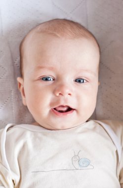 gülümseyerek mutlu bebek