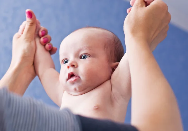 Baby massage — Stockfoto