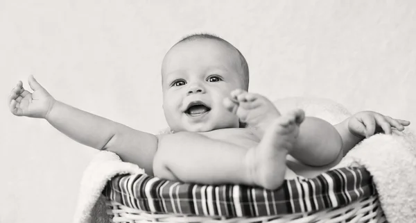 Menino feliz deitado no cesto — Fotografia de Stock