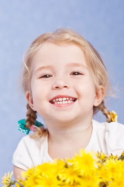 Vacker glad liten flicka — Stockfoto
