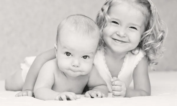 Glückliche Schwester umarmt kleinen Bruder — Stockfoto