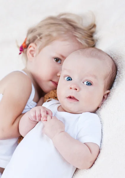 Adorable bébé garçon et sa sœur aînée — Photo