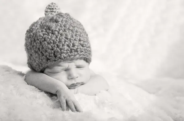 Recién nacido con gorra —  Fotos de Stock