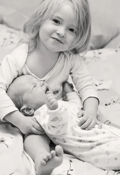 Frère nouveau-né et petite sœur — Photo