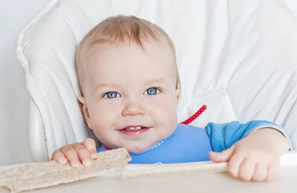 Gelukkig babyjongen eten — Stockfoto