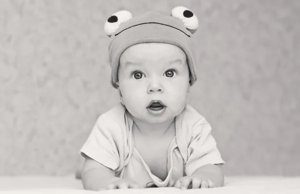 Baby i hatt grodan — Stockfoto