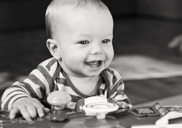 Söt baby boy spelar hemma — Stockfoto