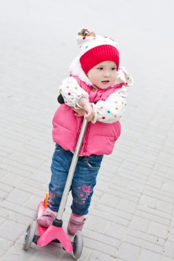 küçük kız parkta scooter üzerinde