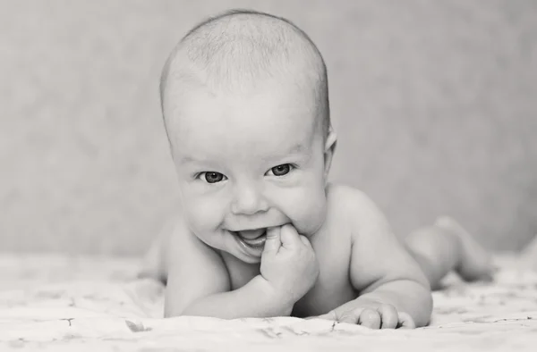 Симпатичный счастливый ребенок — стоковое фото
