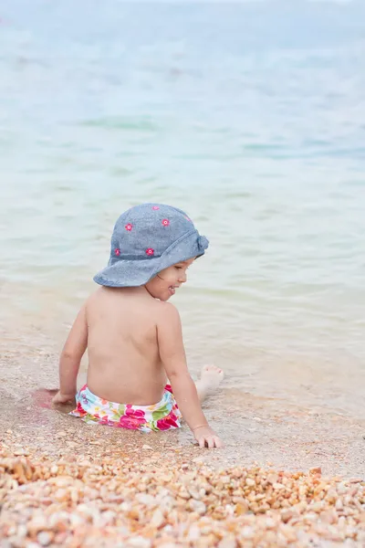 Petite fille dans un bain — Photo