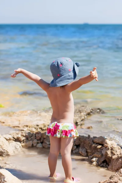 Meisje op de zee — Stockfoto