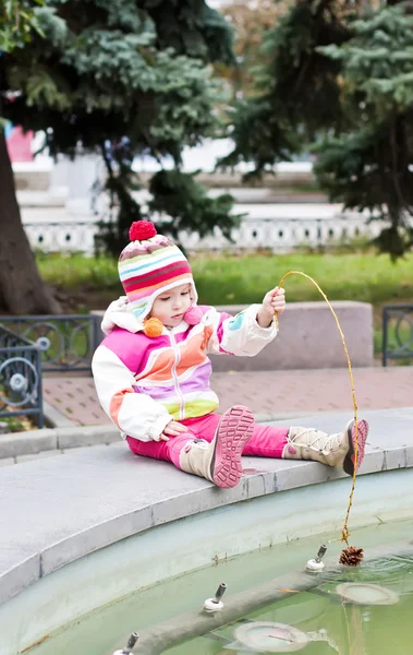Девочка играет на свежем воздухе — стоковое фото