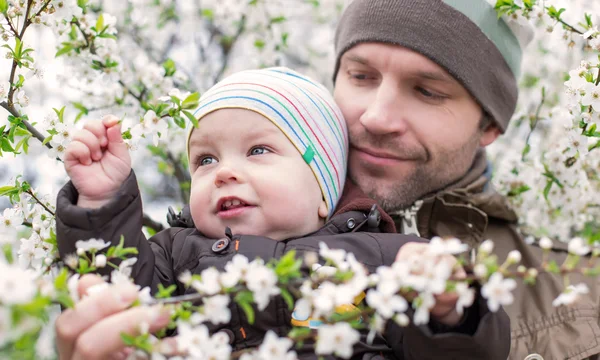 Šťastný otec s batoletem — Stock fotografie