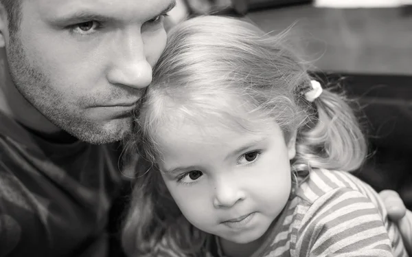 Vater umarmt kleine Tochter — Stockfoto