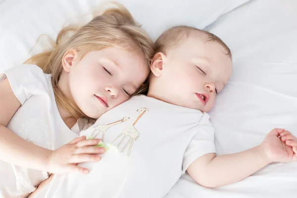 Charmiga lilla bror och syster sover — Stockfoto