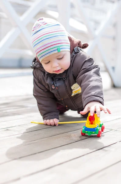 Divertente bambino ragazzo strisciare — Foto Stock