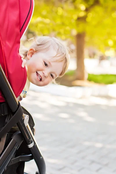 Счастливый ребенок в коляске — стоковое фото