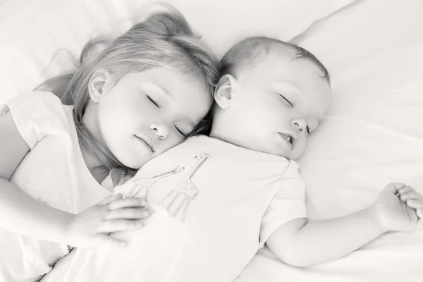 弟と妹眠っている魅力的です — ストック写真