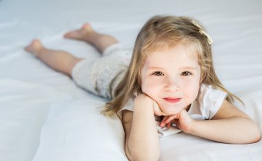 sevimli küçük kız gülümseyerek