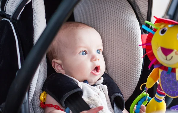 Babyjongen in autostoel — Stockfoto