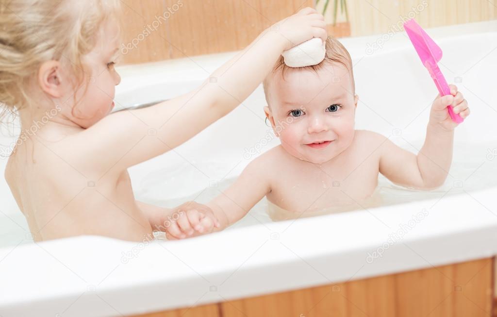 niños bañándose — Fotos de Stock © marchibas #44186057