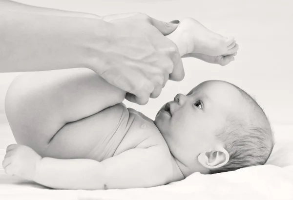 Massage bébé sur fond blanc — Photo