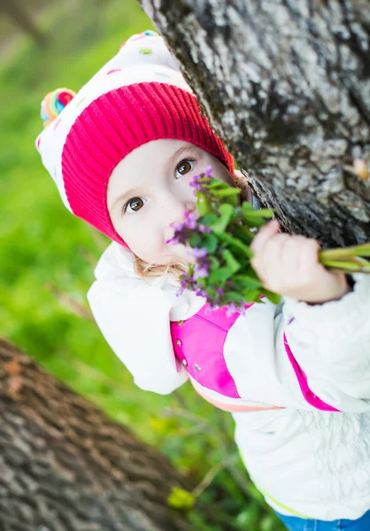 Portret van schattig klein meisje — Stockfoto