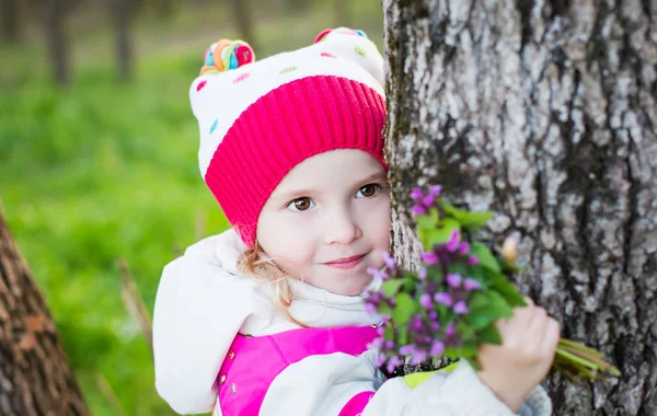 Porträtt av söt liten flicka — Stockfoto